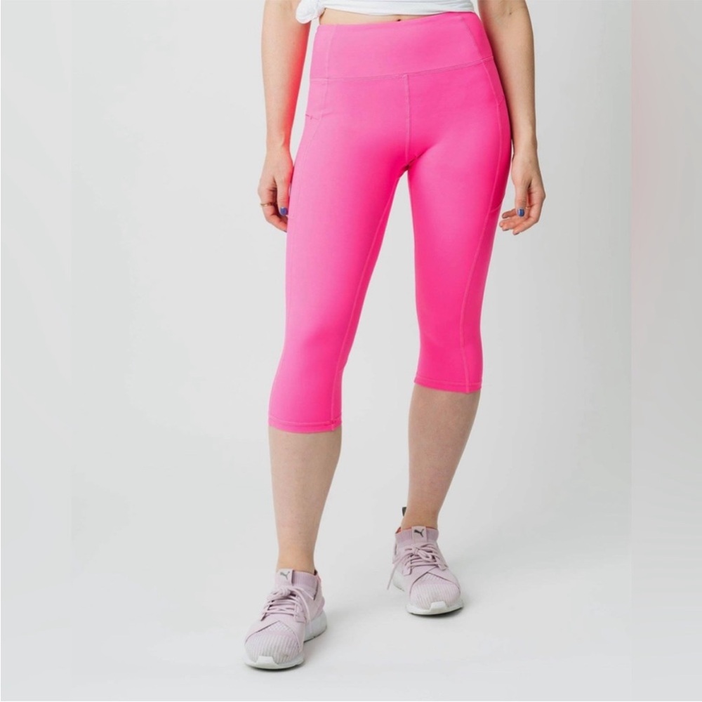Zyia Active Vibrant Hot Barbie Pink Athletic Crop Capri Leggings